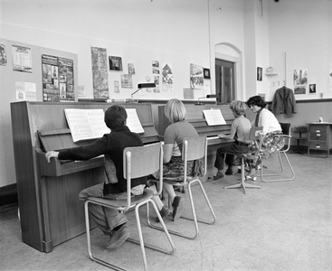 882001 Afbeelding van leerlingen tijdens een pianoles in de R.K. Kathedrale Koorschool (Plompetorengracht 5) te Utrecht.